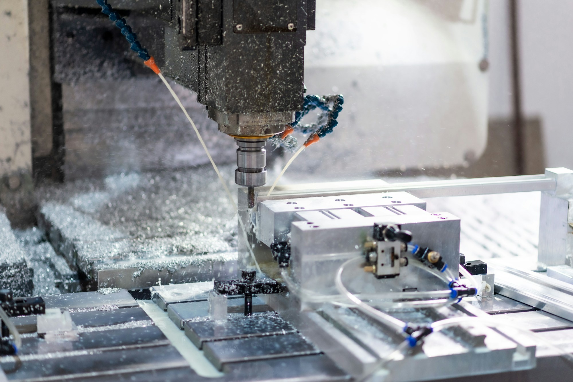 CNC freze tezgâhında metal parçanın işlenmesi, temsili üretim görseli